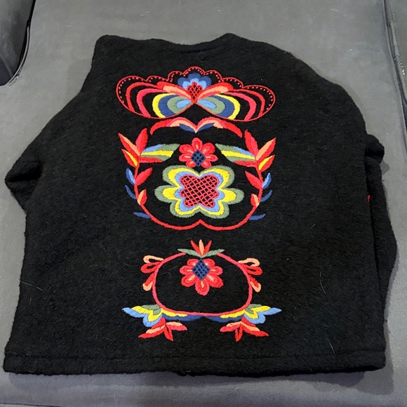 Elegant Black Cardigan with Colorful Embroidery - Picture 3 of 3